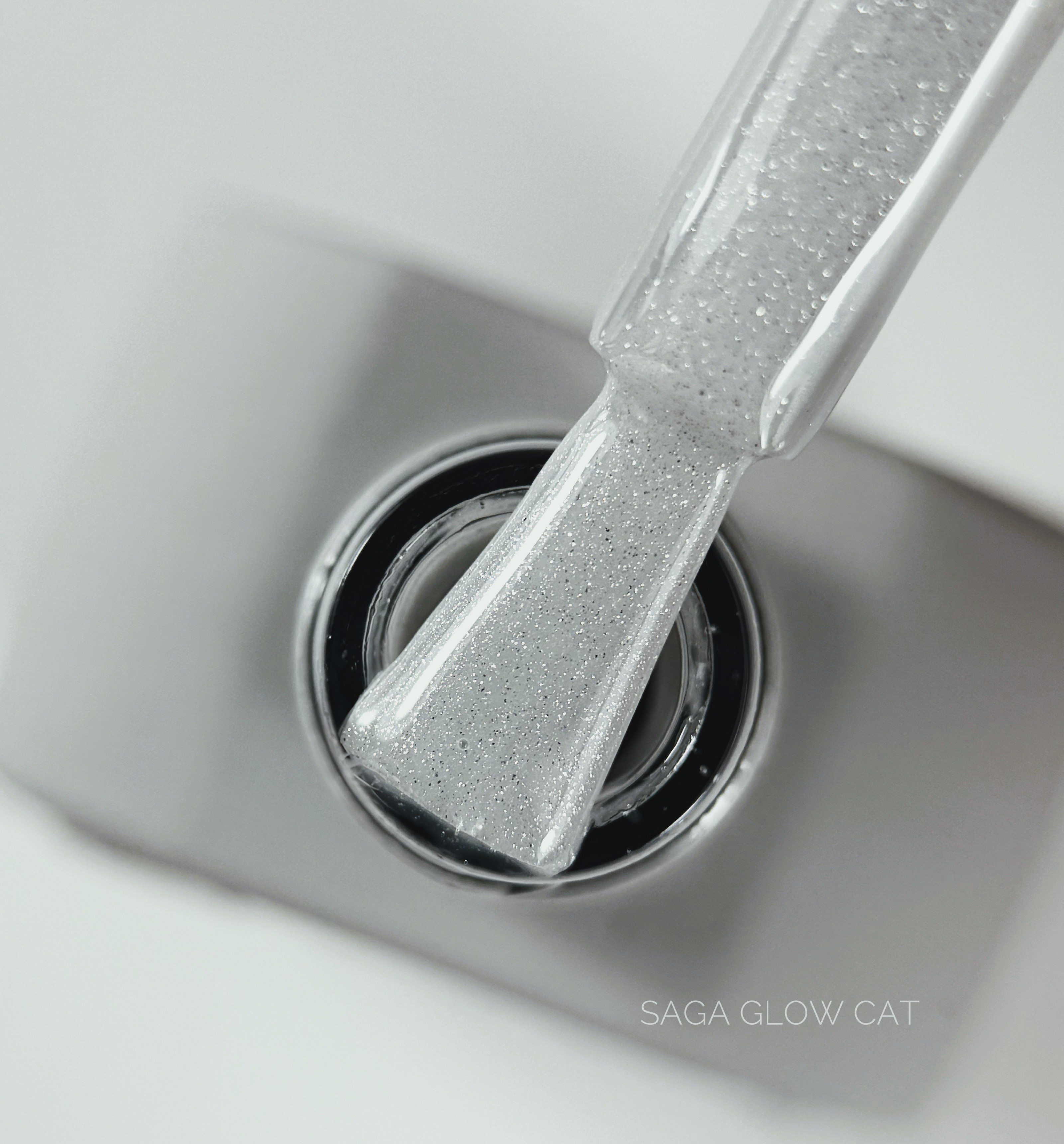 SAGA. Cat's Eye Gel Polish "Glow Cat", #09, 10 ml. Гель-лак "Кошачий глаз" #1