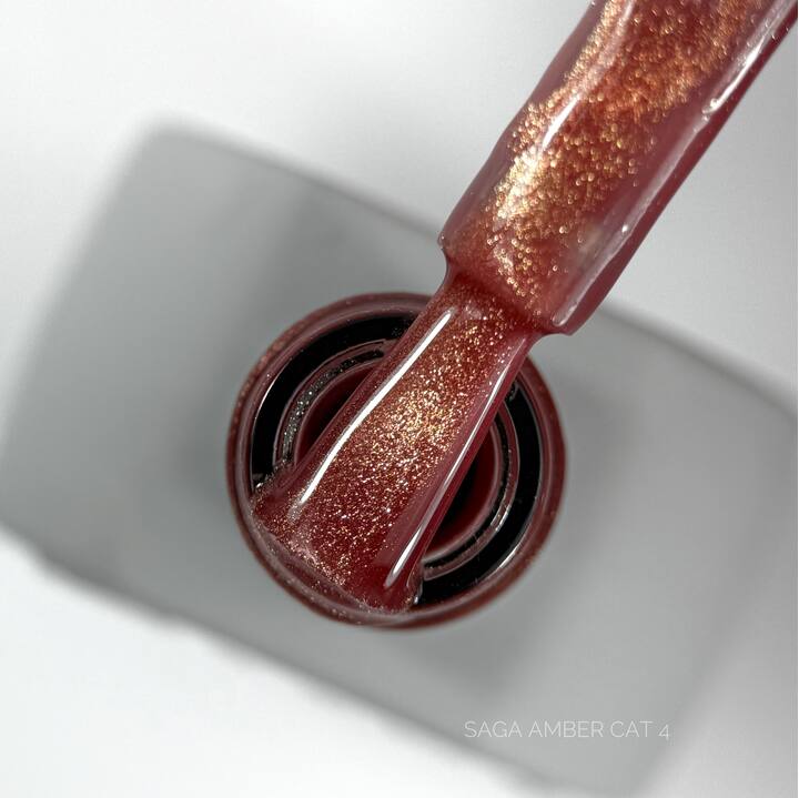SAGA. Cat's Eye Gel Polish "Amber Cat", #04, 10 ml. Гель-лак "Котяче око" — SAGA, NAILSMADE