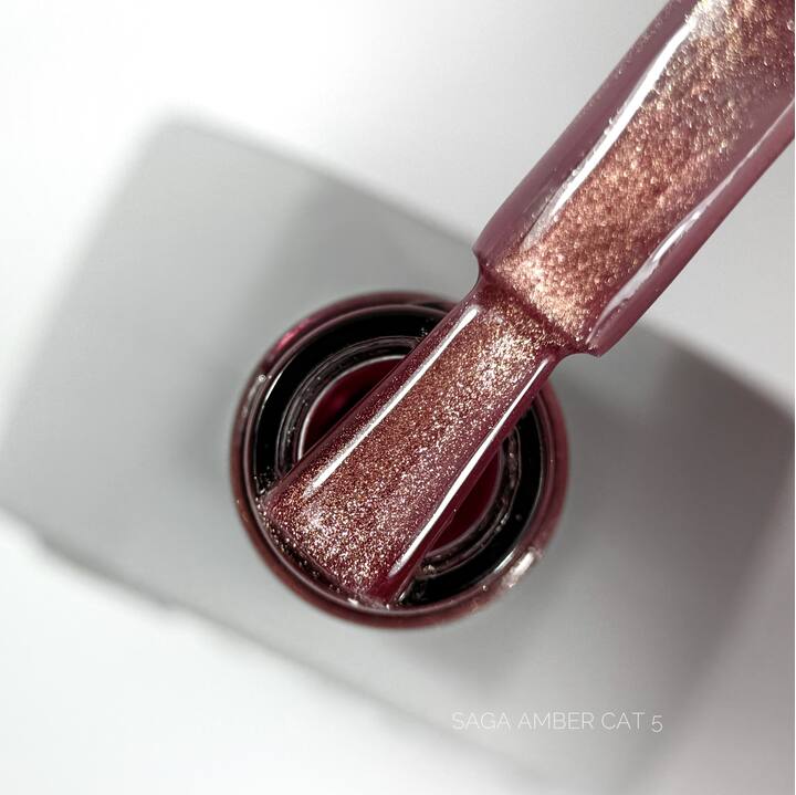 SAGA. Cat's Eye Gel Polish "Amber Cat", #05, 10 ml. Гель-лак "Котяче око" — SAGA, NAILSMADE