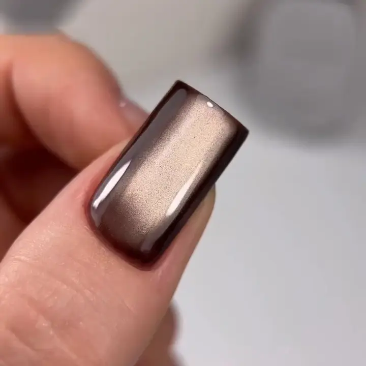 SAGA. Cat's Eye Gel Polish "Dream Cat", #02, 10 ml. Гель-лак "Котяче око" кришталевий #3