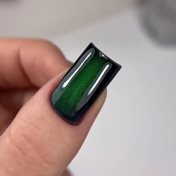 SAGA. Cat's Eye Gel Polish "Dream Cat", #09, 10 ml. Gel polish "Œil de chat" cristal #3