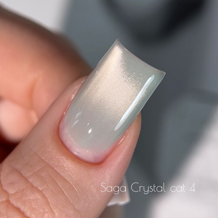 SAGA. Cat's Eye Gel Polish "Crystal Cat", #04, 10 ml. Гель-лак кришталеве "Котяче око" #2