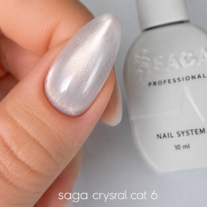 SAGA. Cat's Eye Gel Polish "Crystal Cat", #06, 10 ml. Гель-лак кришталеве "Котяче око" — SAGA, NAILSMADE