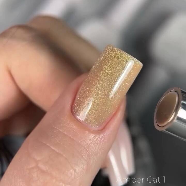 SAGA. Cat's Eye Gel Polish "Amber Cat", #01, 10 ml. Гель-лак "Котяче око" — SAGA, NAILSMADE