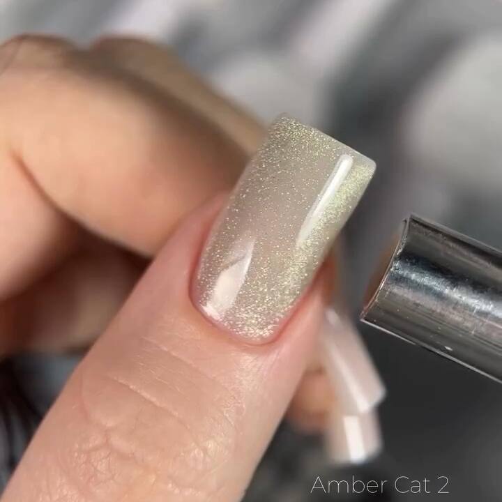 SAGA. Cat's Eye Gel Polish "Amber Cat", #02, 10 ml. Гель-лак "Котяче око" — SAGA, NAILSMADE