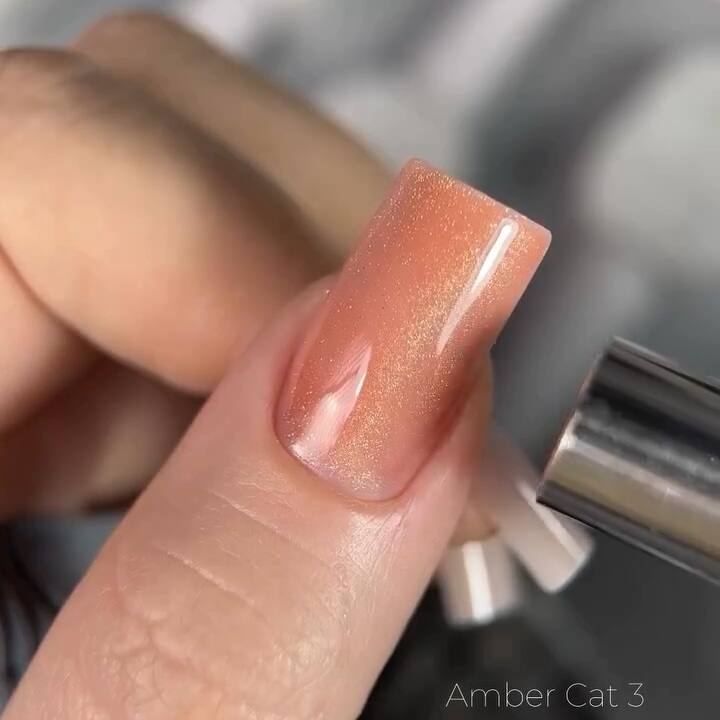 SAGA. Cat's Eye Gel Polish "Amber Cat", #03, 10 ml. Гель-лак "Котяче око" — SAGA, NAILSMADE