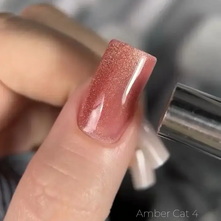 SAGA. Cat's Eye Gel Polish "Amber Cat", #04, 10 ml. Гель-лак "Котяче око" — SAGA, NAILSMADE