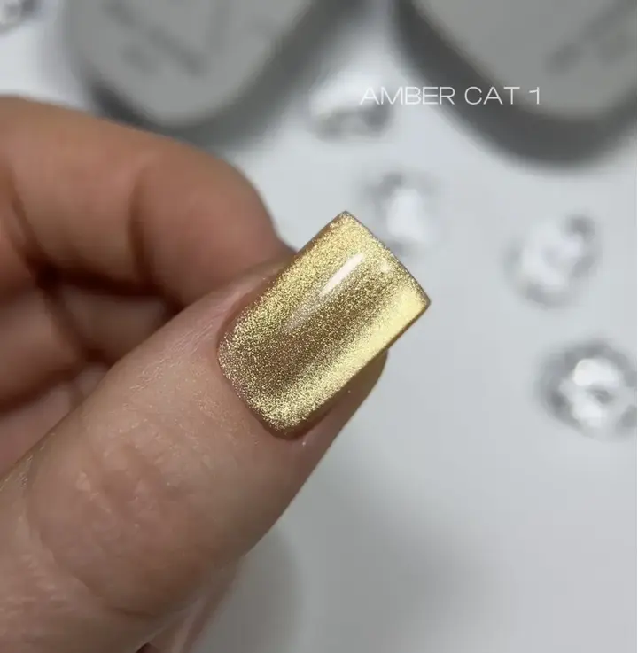 SAGA. Cat's Eye Gel Polish "Amber Cat", #01, 10 ml. Гель-лак "Котяче око" — SAGA, NAILSMADE