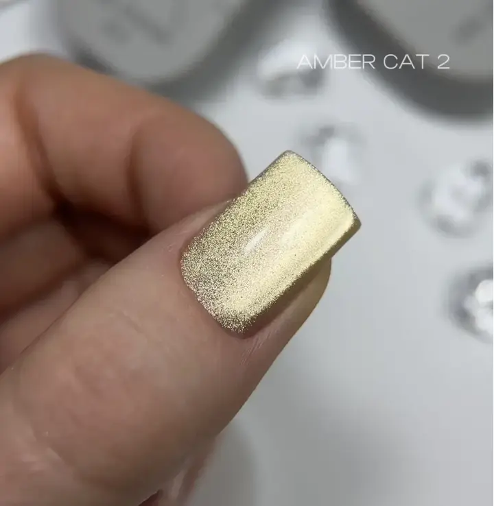 SAGA. Cat's Eye Gel Polish "Amber Cat", #02, 10 ml. Гель-лак "Котяче око" — SAGA, NAILSMADE