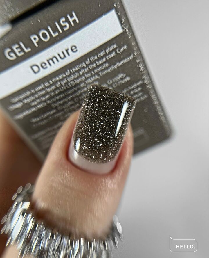 HEYLOVE. Reflective Gel Polish, DEMURE, 15 ml, gel polish, gris-beige con partículas reflectantes plateadas #3