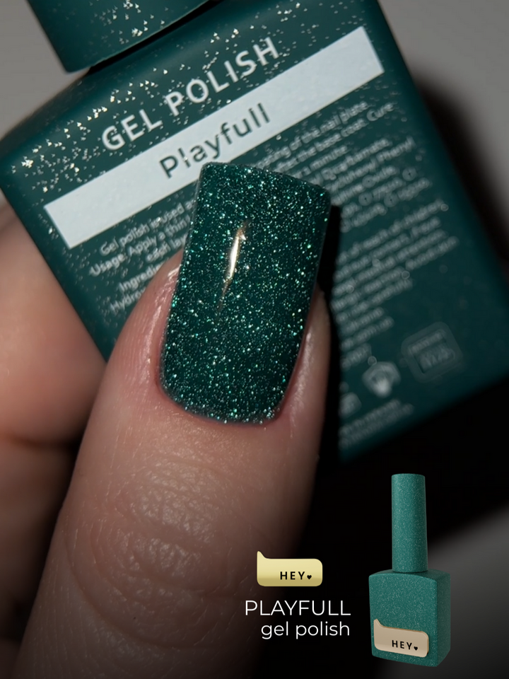 HEYLOVE. Reflective Gel Polish, PLAYFUL, 15 ml, gel polish, vert foncé avec des particules réfléchissantes argentées #2
